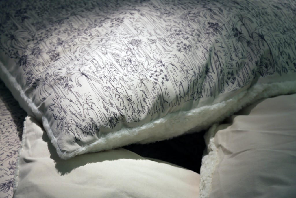 Cojines dibujados en tinta indeleble, el más grande mide 3 x 3 metros, los más pequeños, 1,5 x 1,5 metros. `Este trabajo es una invitación a reflexionar sobre la comodidad en que nos encontramos mientras vamos devastando las selvas y consumiendo todo cuando podemos aprovechar. En cierto modo, dibujar ha sido para mí una forma de hacer existir las selvas que cubrían las riberas de un río que conocí hace muchos años que hoy están devastadas por cultivos de arroz y ganado en el departamento del Meta´, explica la artista. Fotografía: cortesía Blanca Botero.