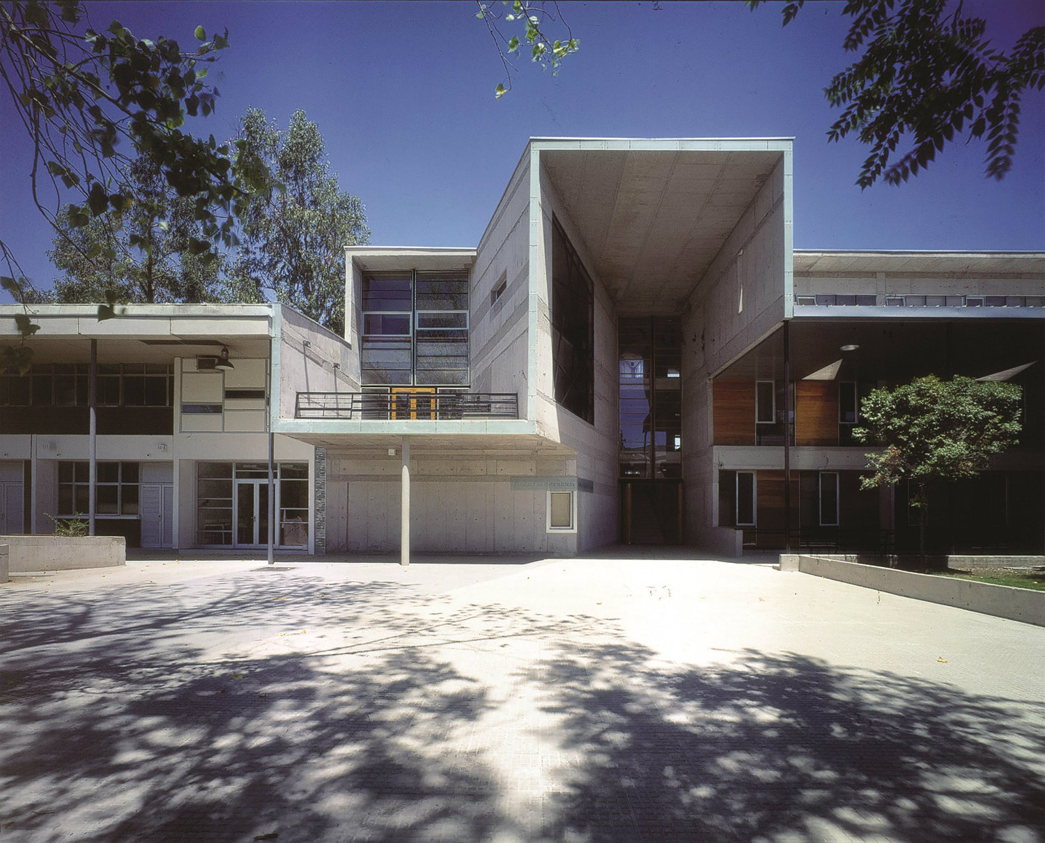 Escuela de Matemáticas (1999), Universidad Católica de Chile, Santiago, Chile. Fotografía: Tadeuz Jalocha. Cortesía: Elemental.