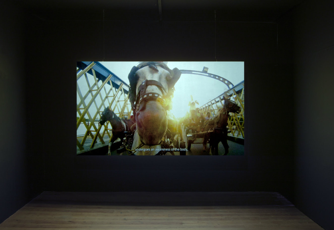 Jonathas de Andrade. The Uprising, 2012. Installation view: SMBA, Amsterdam 2012. Fotografía: Gert Jan van Rooij.