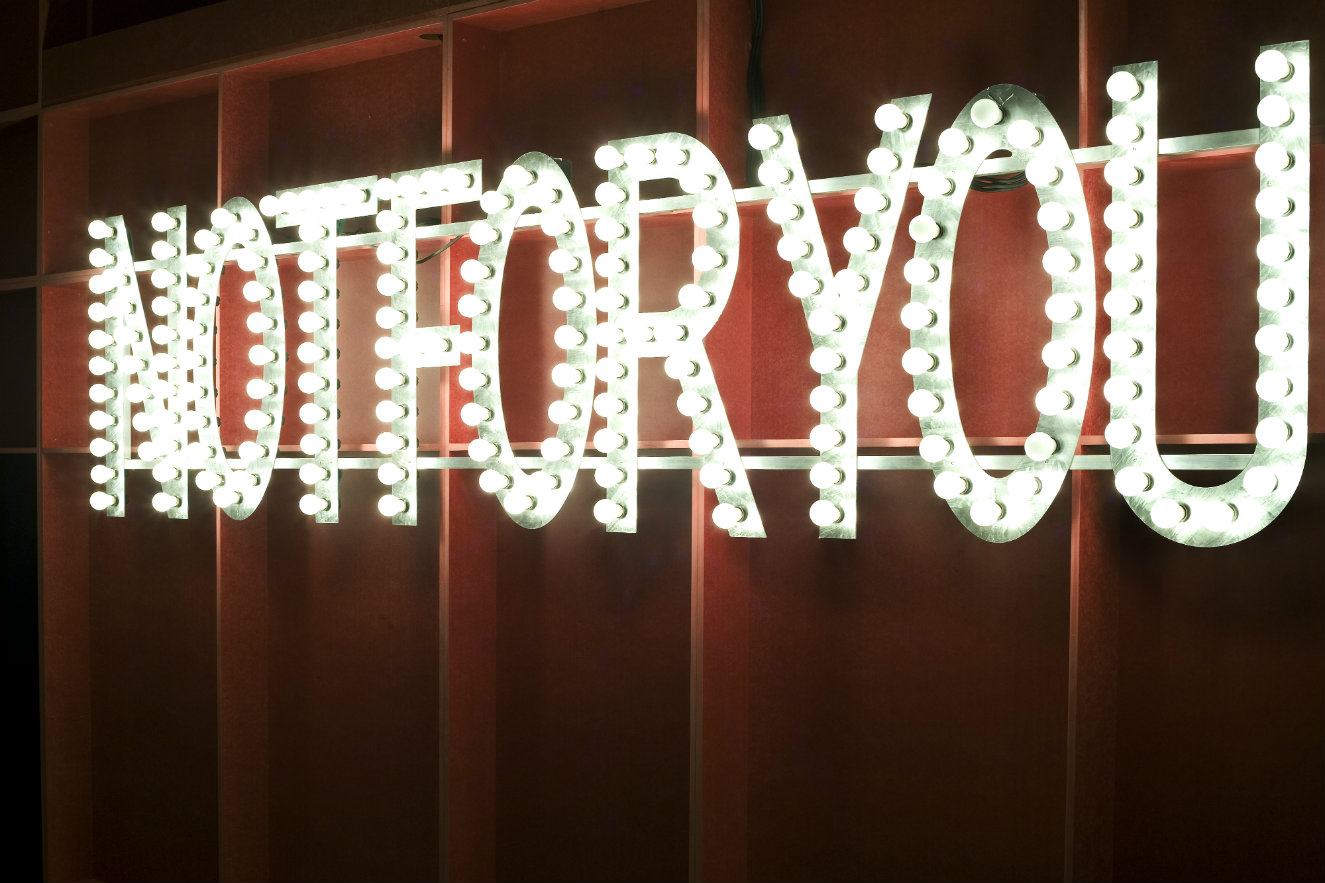 Monica Bonvicini. NOTFORYOU, 2006. 99 x 400 x 14 cm. Colección as Aleph, Kunsthaus Graz, 2008. Fotografía: Michael Strasser / TBA21