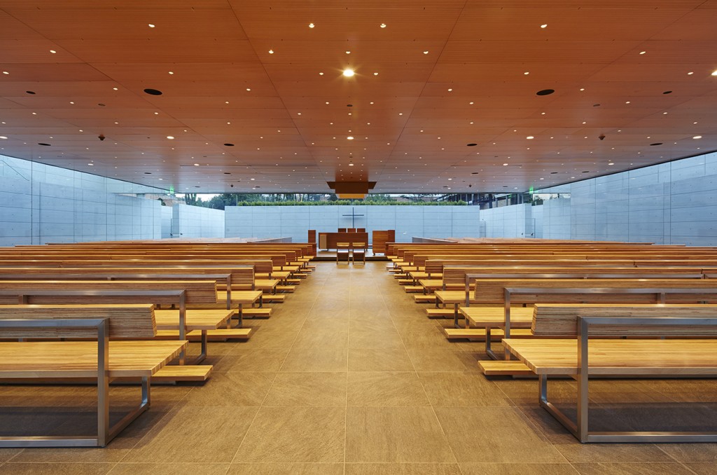 Vista interior de la Capilla Santa María de los Caballeros del Gimnasio Campestre, en Bogotá. Premio mundial 2015 Obras Cemex en la categoría institucional-industrial. Arquitecto Felipe González-Pacheco.