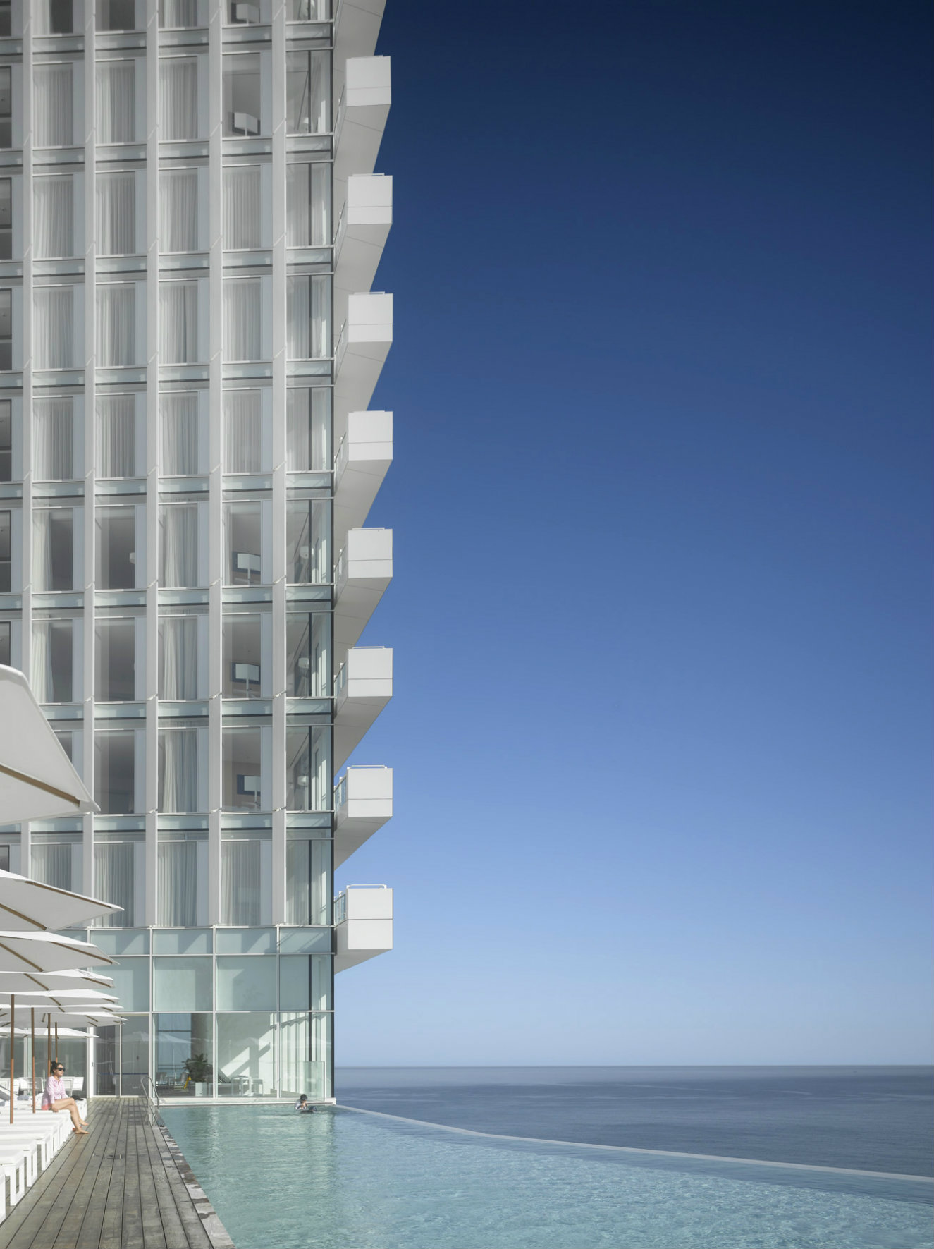 La pisicna con borde infinito. Fotografía: © Roland Halbe. Cortesía, Richard Meier & Partners.