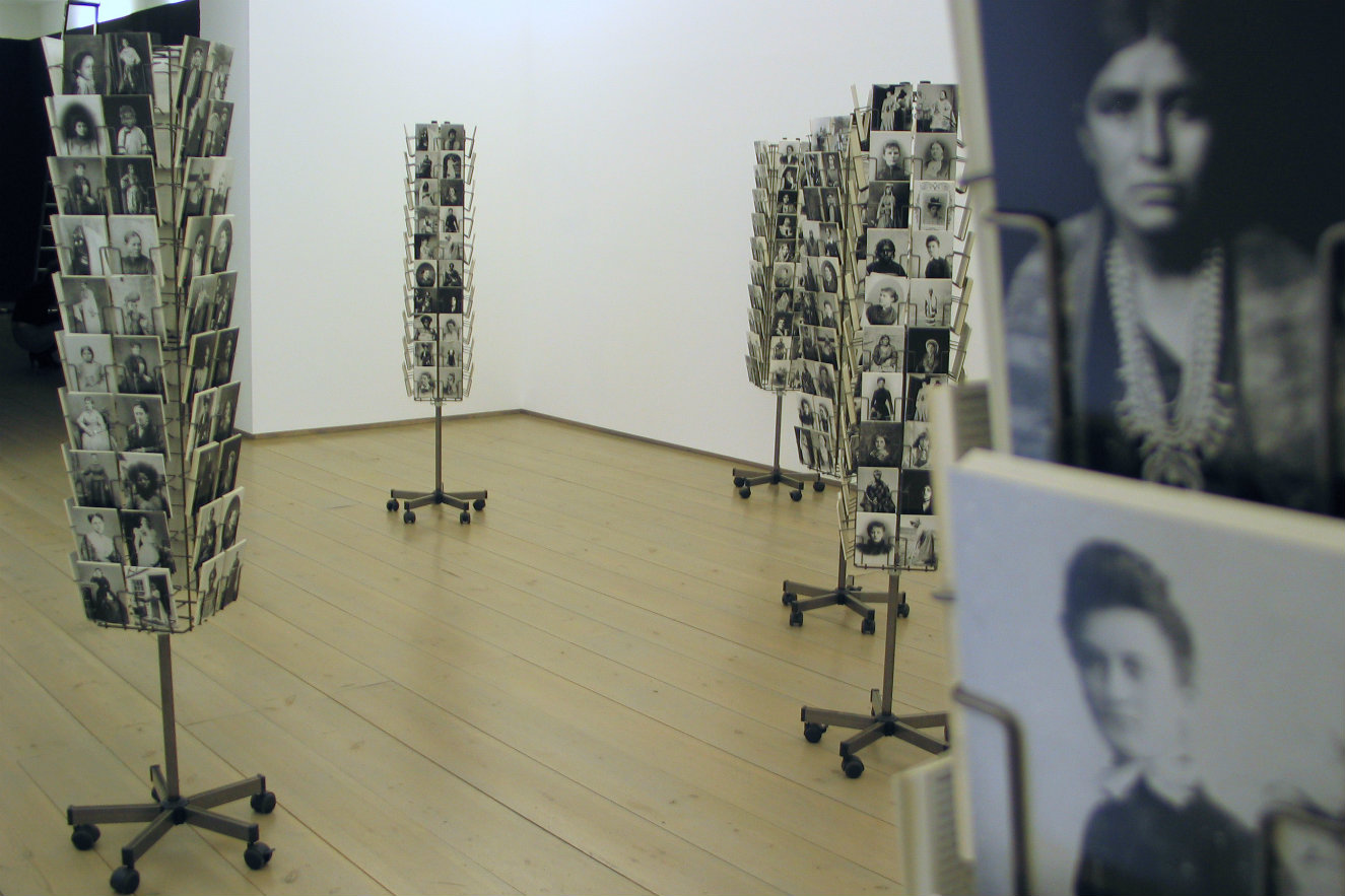 Mathilde ter Heijne. Woman to go, 2005. Fotografía: Robert Wedemeyer / Susanne Vielmetter Los Angeles Projects, 2006.