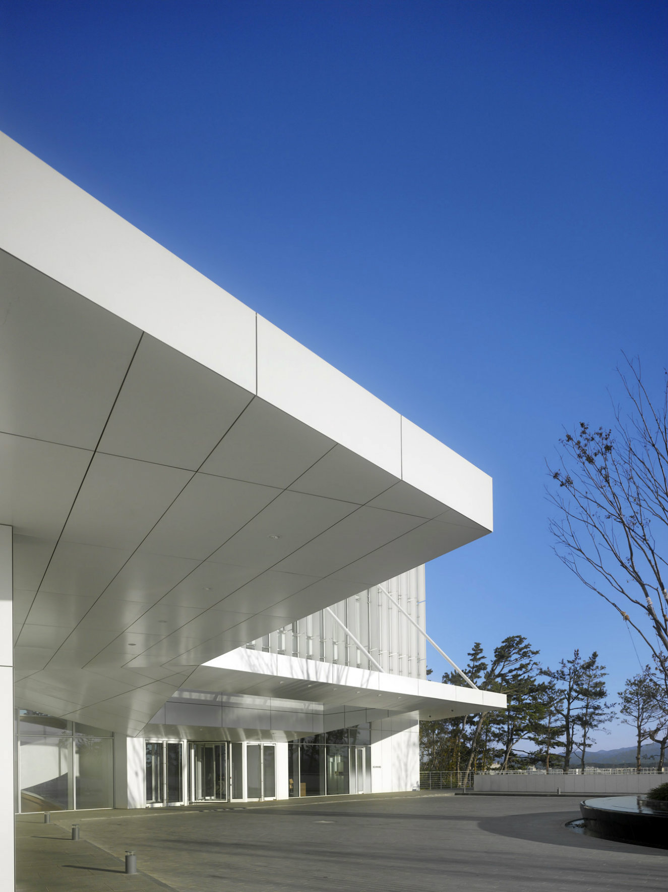 El acceso al hotel. Fotografía: © Roland Halbe. Cortesía, Richard Meier & Partners.