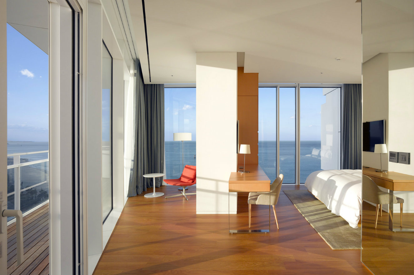 Una de las habitaciones con vista al mar. Fotografía: © Roland Halbe. Cortesía, Richard Meier & Partners.