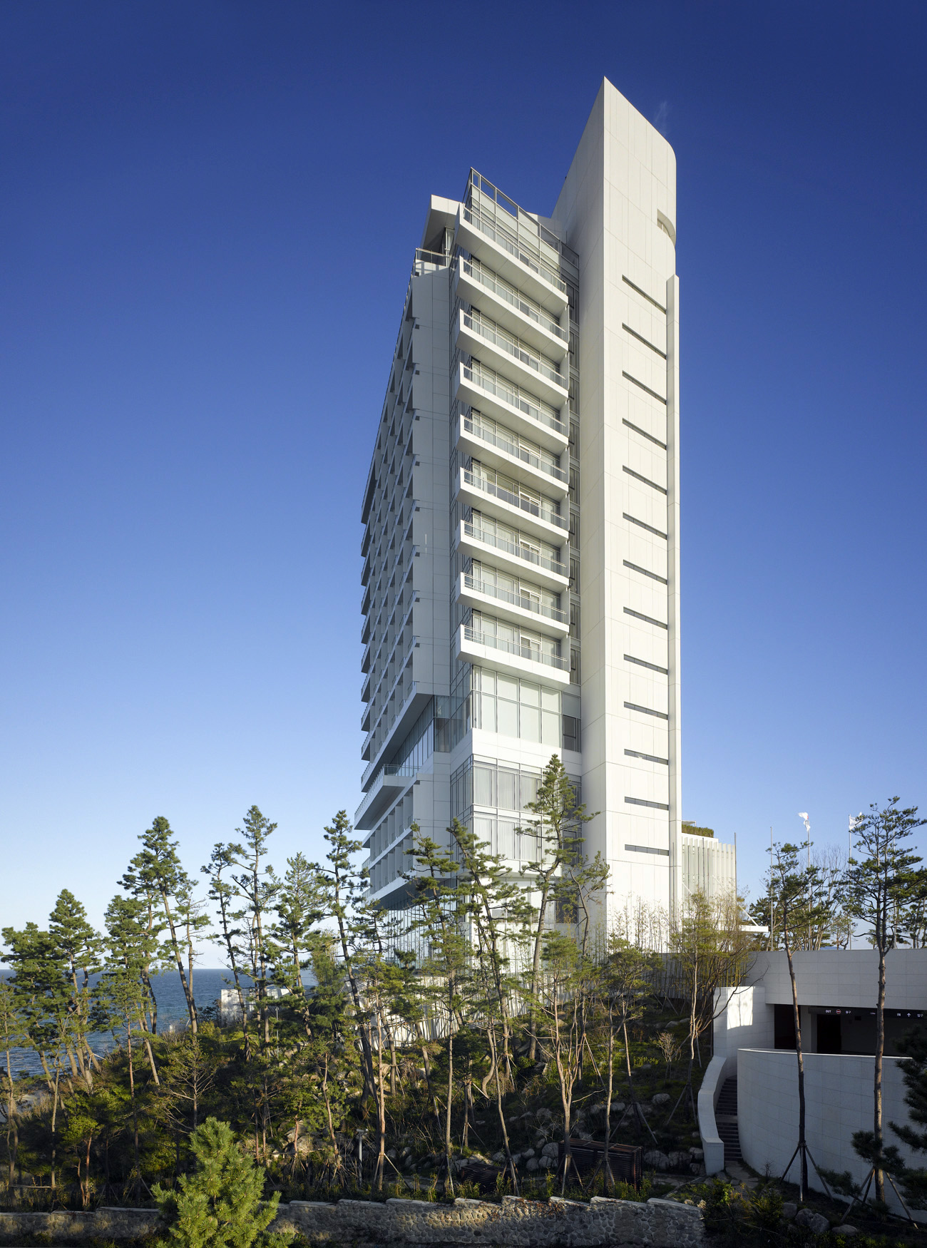 La torre rodeada . Fotografía: © Roland Halbe. Cortesía, Richard Meier & Partners.