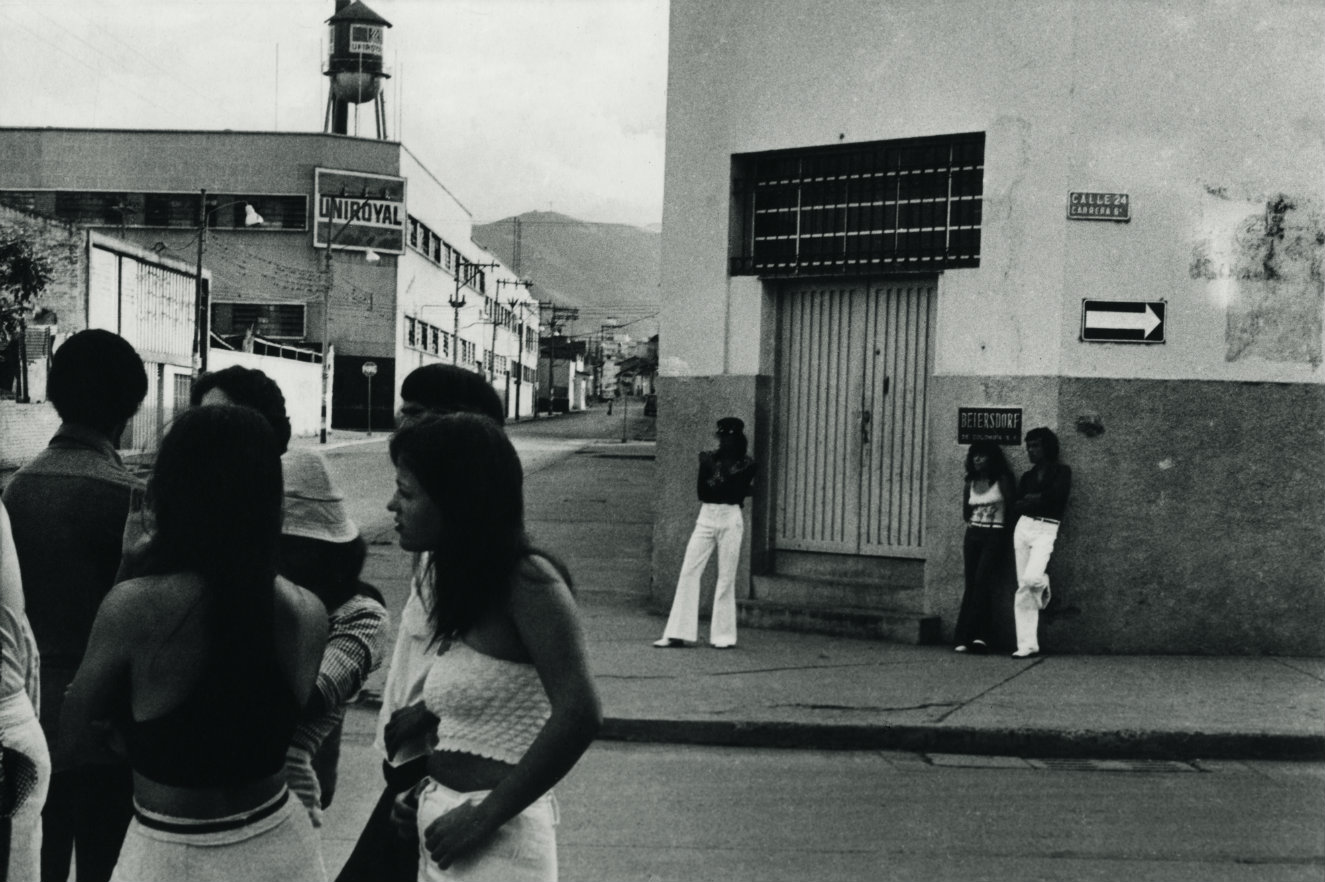 Fernell Franco. Serie Galladas, 1970. 13,7 x 19,4 cm. Colección privada, París. © Fernell Franco. Cortesía Fundación Fernell Franco Cali / Toluca Fine Art, París.