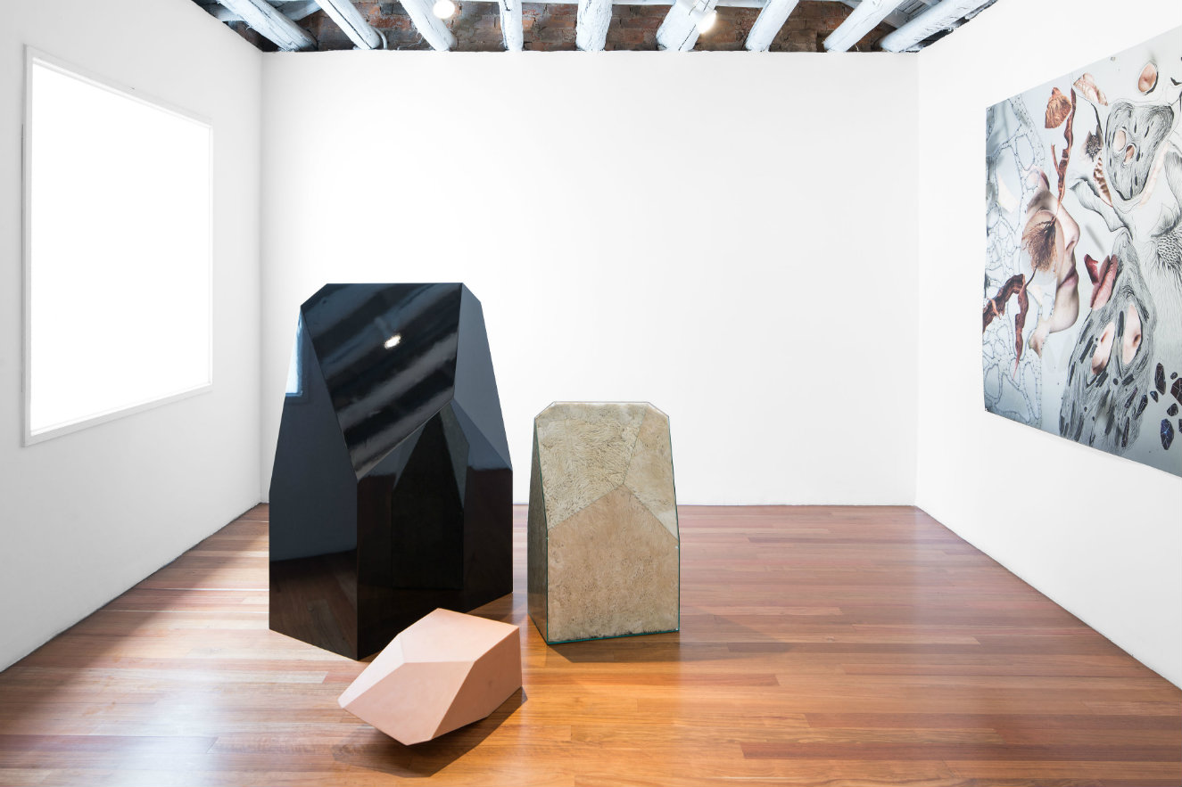 Estados de la materia. Poliuretano sobre MDF, goma, vidrio y piel. Dimensiones variables. 2016. Fotografía: cortesía, Nueveochenta.