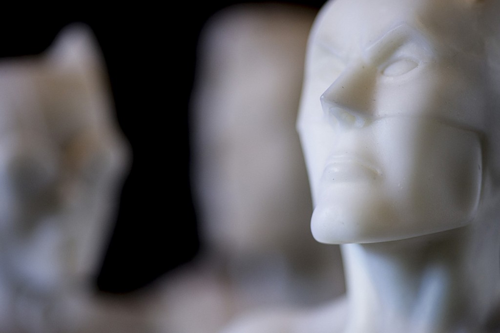 Escultura ‘Batman’. 80 cm de alto x 46 cm x 31 cm. Técnica: mármol. 2014.