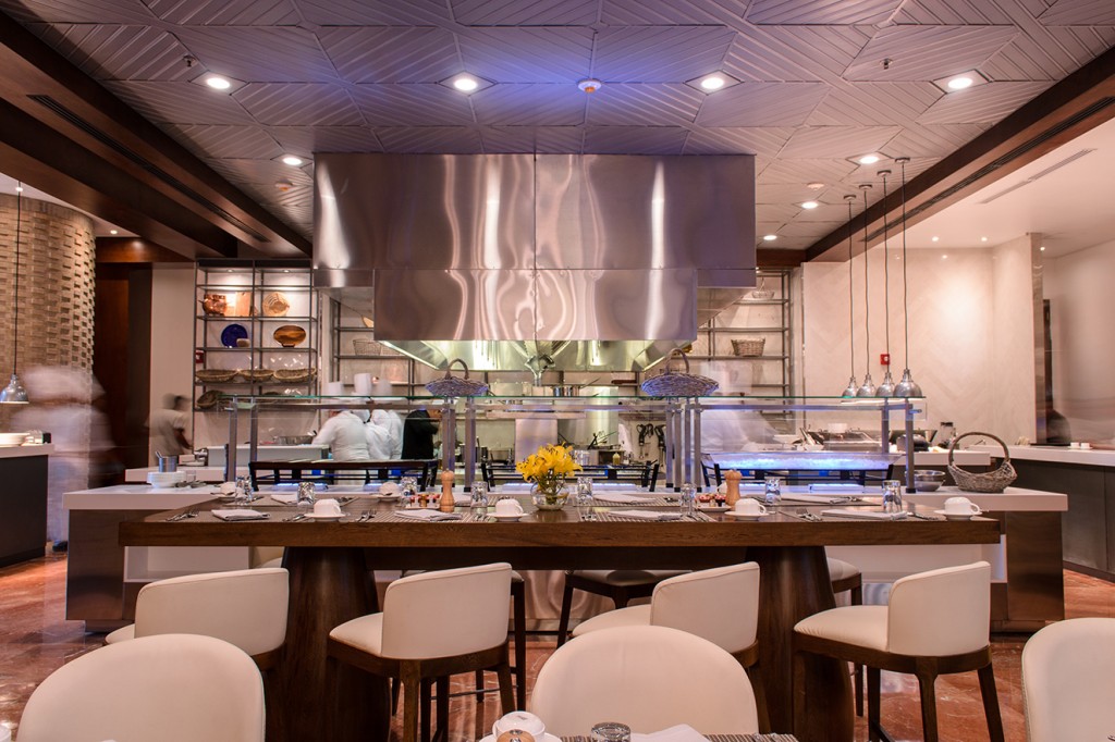 En The Market la cocina abierta permite ver cómo se preparan los platos.