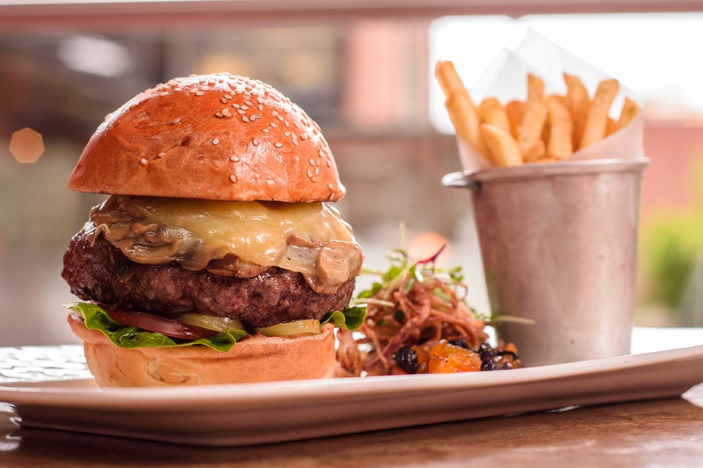 Los comensales pueden elegir los ingredientes con los que desea armar su hamburguesa, sándwich, wrap, pizza, pasta, ensalada o dejarse conquistar por las sugerencias del chef.