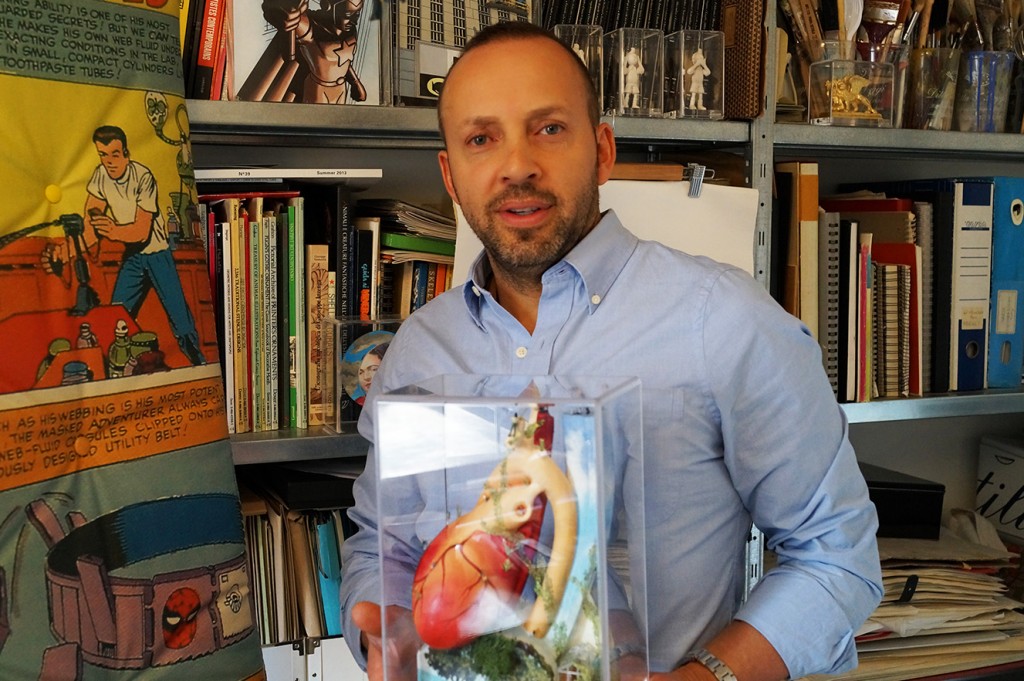 El artista Gabriel Ortega con una de sus esculturas.