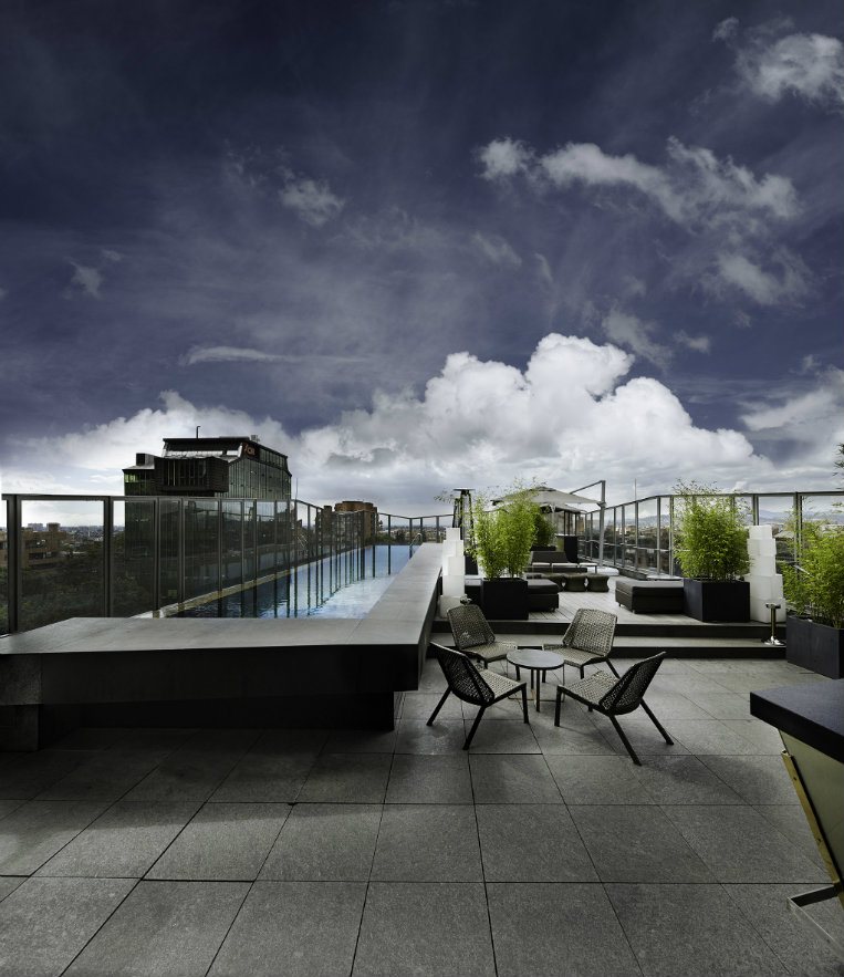 La terraza y la piscina, en el último piso del hotel. Fotografía: cortesía, B.O.G. Hotel.