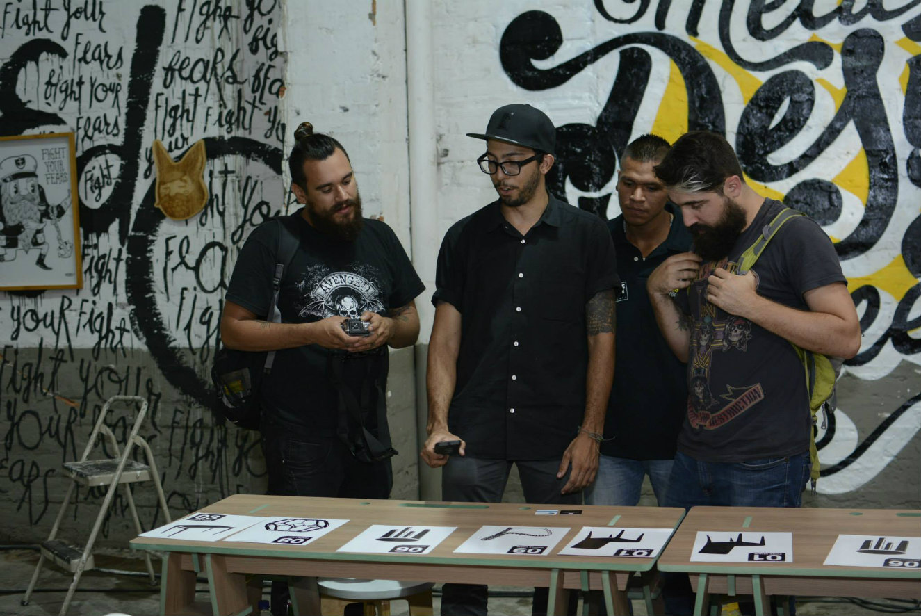 Desde el sábado 18 hasta el jueves 23 de junio la capital de Antioquia será la sede de la segunda edición de Medellín Design Week y simultáneamente se llevarán a cabo La Feria de Diseño y el Timebag Art Show, que irán del 24 al 26. MEDELLÍN DESIGN WEEK. Fiel al formato de las ‘Semanas del Diseño’ o ‘Design Week’ que existen en diversas ciudades del mundo, la capital antioqueña estrenó la suya en 2015. En esta ocasión espera superar la asistencia de 8.000 personas de su primera edición y su objetivo vuelve concentrarse en dar a conocer e impulsar el talento de nuevos diseñadores, artistas y creativos. Sin embargo, en 2016 busca hacer énfasis en analizar la relevancia de los materiales para la elaboración de los objetos que se producen desde las áreas del diseño y el arte. Ponencias, ruedas de negocios, muestra comercial, talleres, exposiciones y foros –se anuncia que habrá más de doce expositores internacionales– formarán parte de la agenda, que tendrá como principales escenarios el Centro de Convenciones y Exposiciones Plaza Mayor, el Hotel San Fernando Plaza y el Museo de Arte Moderno –MAMM–. A su vez, contará con el ‘Tour de la innovación’ para conocer las Unidades de Vida Articulada (UVA), iniciativas de arquitectura y diseño de impacto social. Se trata de un proyecto en el que se integran la Alcaldía de Medellín, el INDER, EPM y la comunidad, para construir y adecuar espacios públicos de la ciudad que fortalecen el encuentro ciudadano a través de la recreación, la cultura y la participación. También habrá lugar para el entretenimiento con las fiestas de apertura y clausura, picnic y cine al aire libre. El evento cuenta con el apoyo del gobierno, empresas privadas y la academia. LA FERIA DE DISEÑO. También conocida como Feria Home, en 2016 llega a su cuarta edición y tendrá la participación de 160 marcas, que pertenecen a siete categorías: mobiliario, iluminación, arquitectura, interiorismo, servicios de diseño, tecnología y arte. Entre las firmas participantes figura BoConcept, que presentará ‘Casa de Cristal’, un espacio interactivo con lo más reciente del diseño escandinavo. Se llevará a cabo en los pabellones Blanco y Amarillo de Plaza Mayor. Además, este año tendrá ‘Casa Abierta’, un área de 160 m2 diseñada por el estudio paisa Tu Taller Design y fabricada por Masisa, con las tendencias en diseño, productos y servicios de las firmas participantes. TIMEBAG ART SHOW. Feria de arte contemporáneo que invita a galerías, artistas, plataformas digitales, colectivos de arte, proyectos vinculados a universidades, museos o fundaciones nacionales e internacionales a compartir sus propuestas en una carpa de 800 m2, en el Centro de Convenciones Plaza Mayor, con zonas de exhibición y venta, subasta de creadores, experiencias multimedia y sonoras, y una agenda académica. Para más información: http://www.medellindesignweek.com/ http://www.laferiadediseno.com/