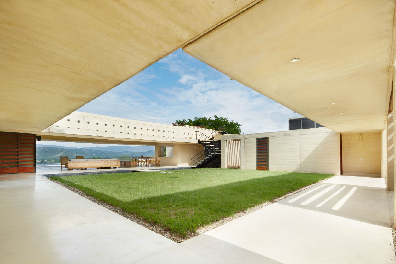 La construcción se hizo con mínimo equipo mecánico y mano de obra artesanal. Fotografía: cortesía, Premios Obras CEMEX Colombia 2016.