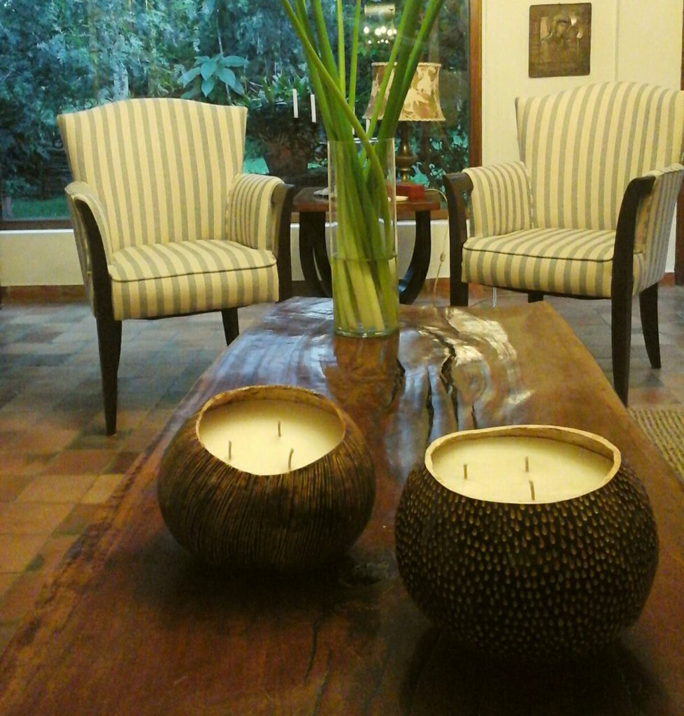 La talla de cada totumo es elaborada a mano. Cada pieza es única.