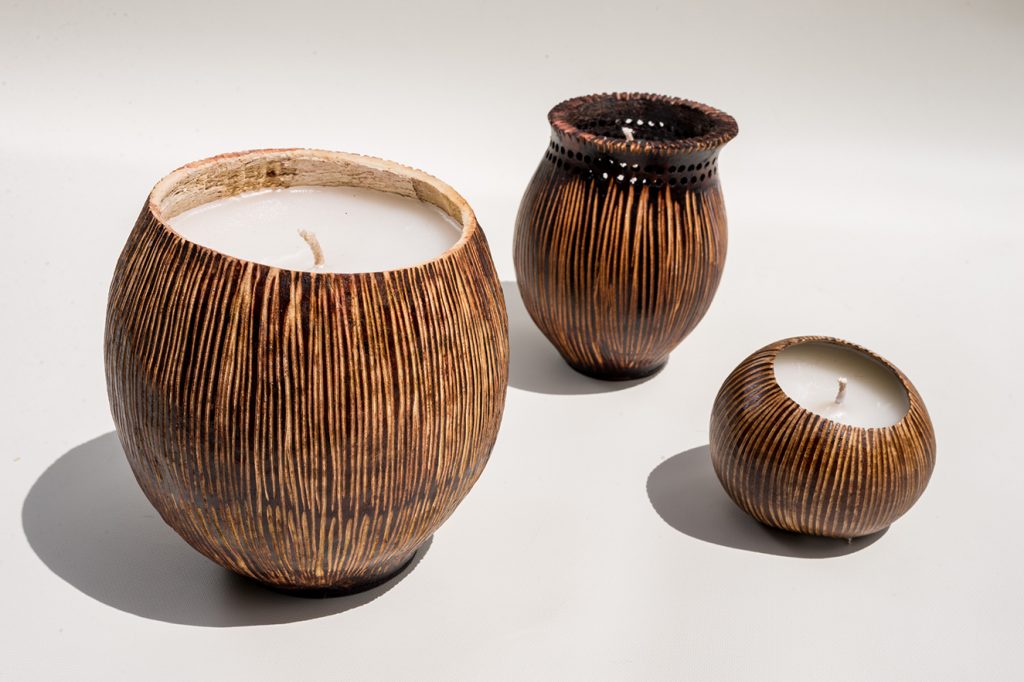 Las velas vienes en 3 tamaños. Las grandes son de 21 cm de diámetro x 14 cm de alto, las medianas de 10 a 15 cm x 12 cm, y las pequeñas de 6 x 7 cm, aproximadamente.