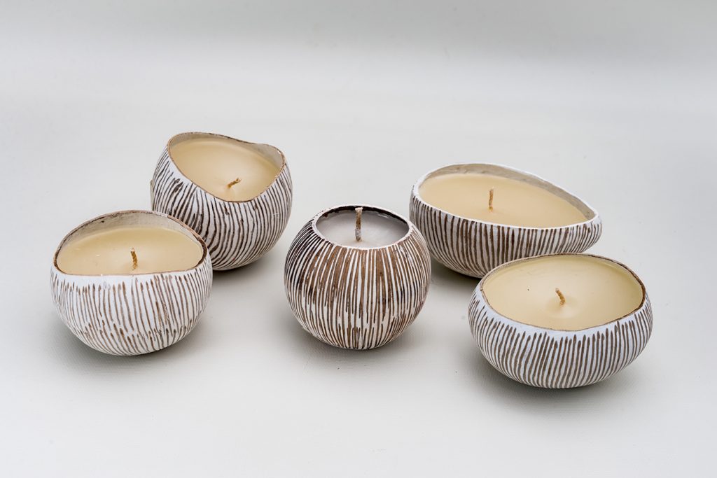 El tamaño y peso de cada una de las velas puede variar según la naturaleza del totumo o calabazo.