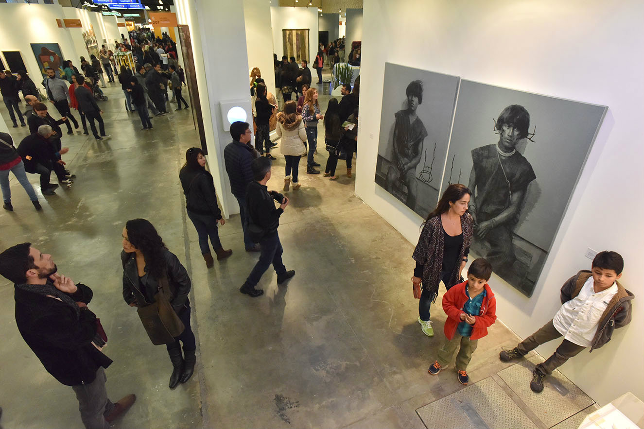 obras de arte en todos los formatos, desde escultura y pintura hasta fotografía, vídeo e instalaciones