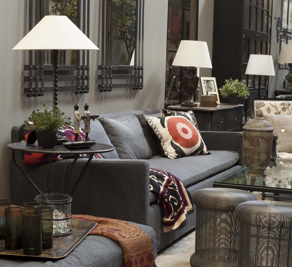 Un espacio cálido, y a la vez sofisticado, es la propuesta de esta sala de la firma española Becara. En ella se combinan el sofá 'Natasha', de 2,8 m de largo, tapizado con lino gris; la mesa plegable 'Red', la mesa de centro de hierro y vidrio, y al fondo, una cómoda de tres cajones con tapa negra, de roble. Fotografía: cortesía