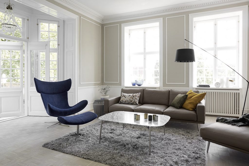 El sofá modular 'Carlton', diseño de Anders Nørgaard, es ideal para crear un ambiente personalizado, pues puede escogerse entre diferentes tamaños, patas, telas y pieles. Se destacan la silla giratoria con reposapiés 'Imola', de Henrik Pedersen; la mesa de centro 'Murcia', con tapa de mármol blanco y patas de acero rugoso, y la mesa auxiliar 'Valencia', ambas de Morten Georgsen. La lámpara de pie 'Crane', de 203 cm de alto, diseño de Henrik Pedersen, y la alfombra 'Monika', complementan el ambiente. Todo de BoConcept. Fotografía: cortesía BoConcept.