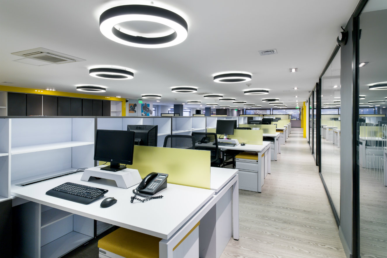 Zona de espacios de trabajo abiertos e individuales. Fotografía: cortesía, Arquitectura e Interiores