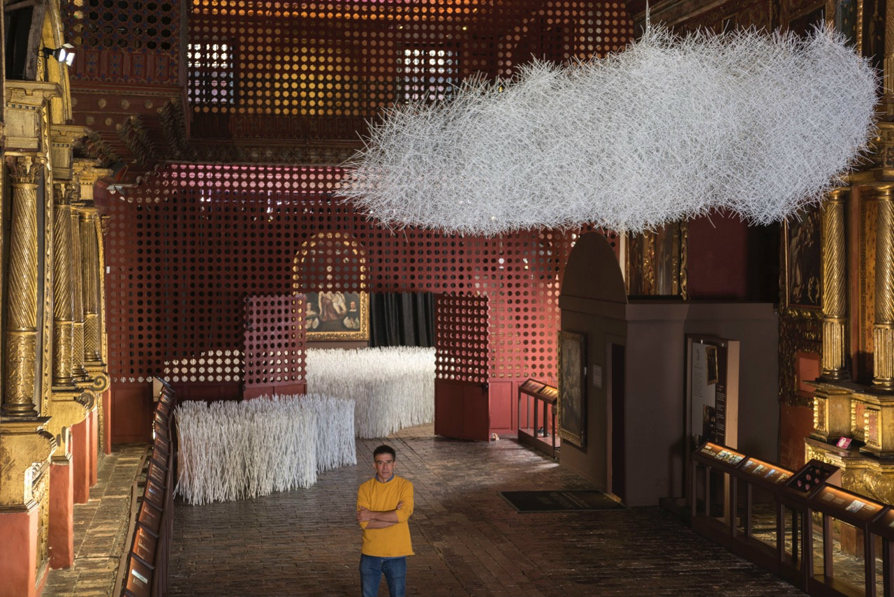 Ricardo Cárdenas posa con sus esculturas. Fotografía: Óscar Monsalve.