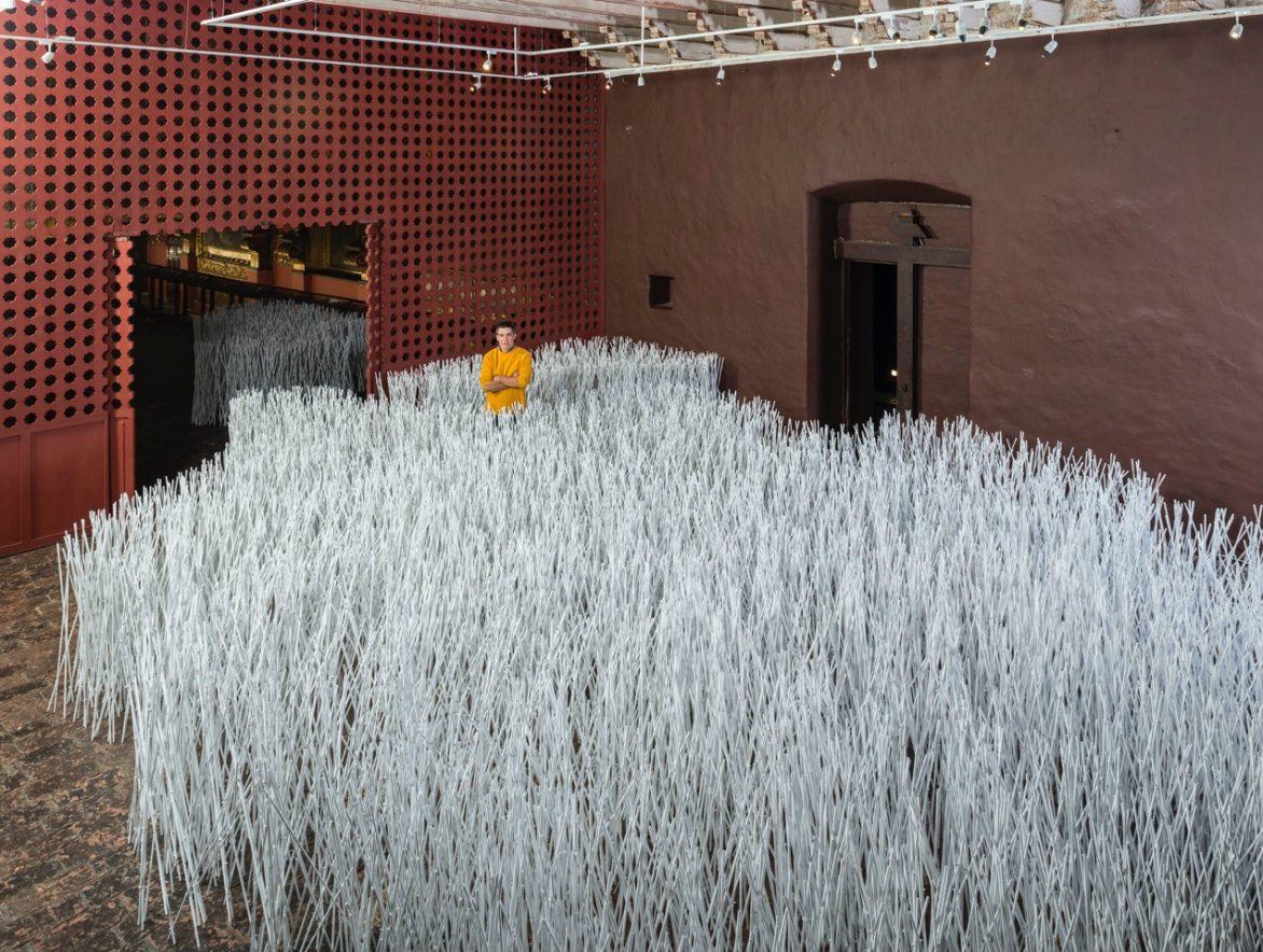 El artista en medio de una de sus piezas. Fotografía: Óscar Monsalve.