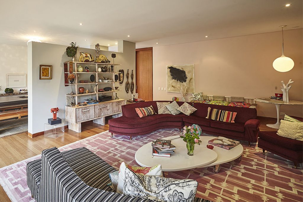 El muro entre la sala y el comedor se dejó suelto. Mueble balinés, de Top Decó, con acabado wash. Al fondo, cuadro de Francisco Fernández. Fotografía: Gabriel Lugo.