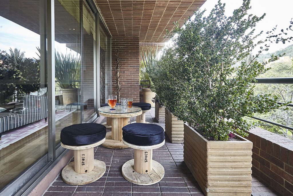 Los muebles de la terraza son fabricados a partir del reciclaje de carretes de madera para cables eléctricos, propuesta de Felipe Castellanos. Fotografía: Gabriel Lugo.
