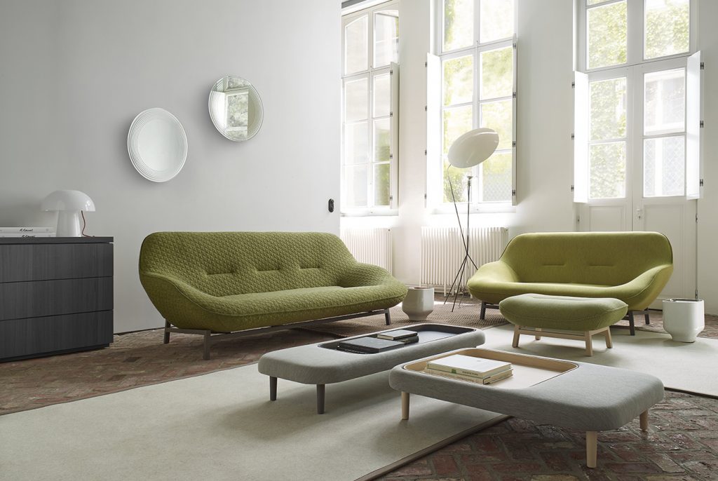 En esta vanguardista y confortable sala, sofá 'Cosse', diseñado por Philippe Nigro. Incluye un sillón, un sofá mediano de dos plazas, uno grande de tres puestos y un reposapiés. Al fondo, lámpara de pie 'Solveig'. La pantalla se conecta a la base a través de un imán que permite modificar el ángulo del reflector. Todo de Ligne Roset, en Spazio W. Fotografía: cortesía Spazio W