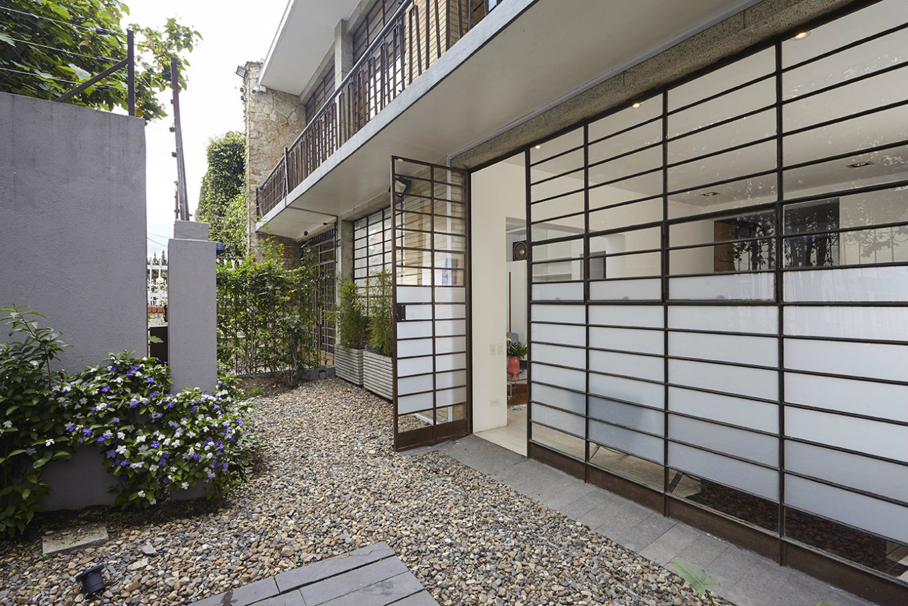 Vista del antejardín y la fachada. El jazmín azul florece cada tres meses; contra la reja se encuentra un rosal que fue plantado al construir la casa. Fotografía: Luis Gabriel Lugo.