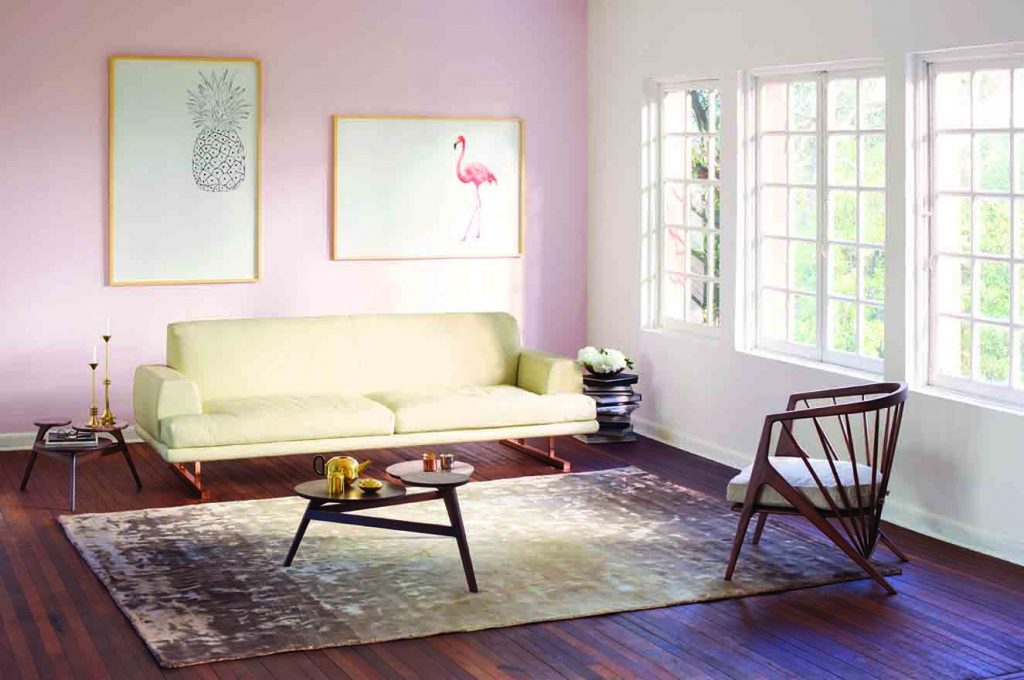 Acorde con las últimas tendencias en diseño, Sergio Vergara creó el sofá 'Ohio', revestido con cuero italiano 'Otis Ice' y patas de cobre; las mesas 'Victoria' son de madera maciza y mármol. En la pared, cuadros Piña y Flamingo, y en el piso, tapete de seda viscosa hecho a mano en India. Los accesorios como cuencos, velas y el juego de té son del diseñador inglés Tom Dixon. Todo de Zientte. Fotografía: cortesía Zientte.