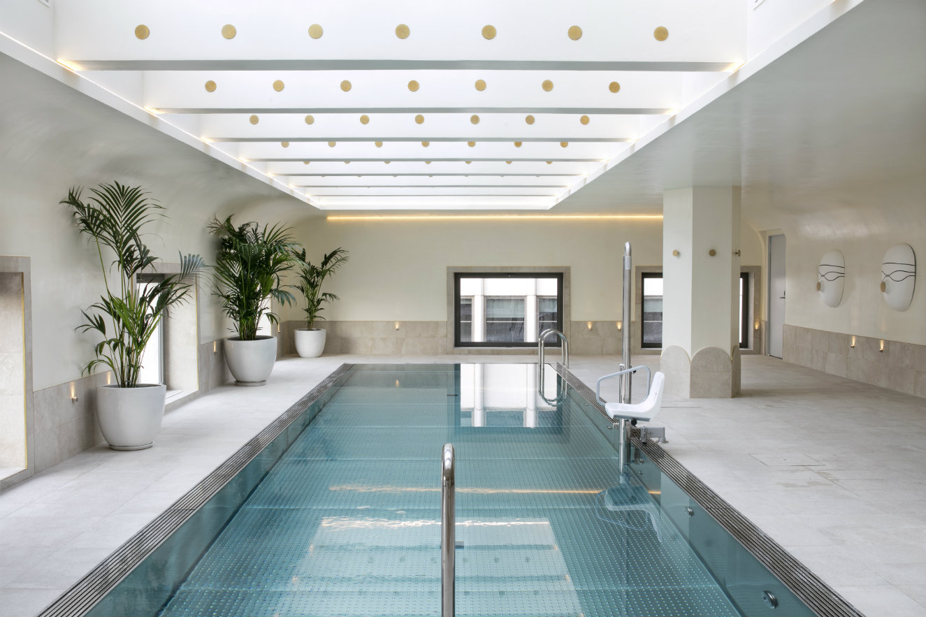 Piscina-spa en la zona wellness