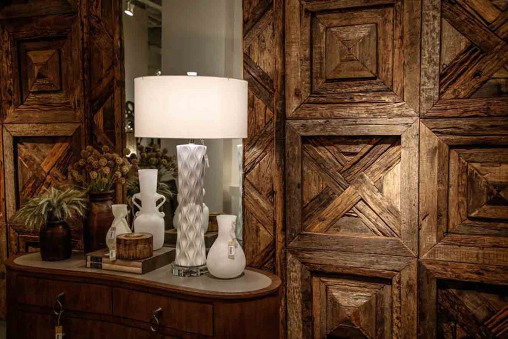 Muebles de madera en Las Vegas Market. Fotografía: cortesía LVM.