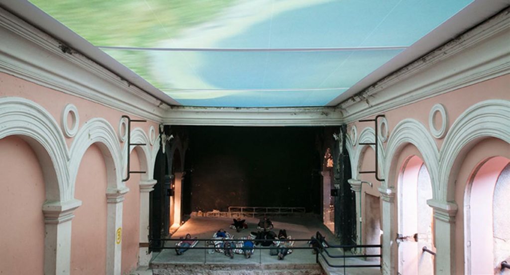 La construcción de los años cuarenta del Cinema Odeón es el escenario de esta feria de arte alternativa.