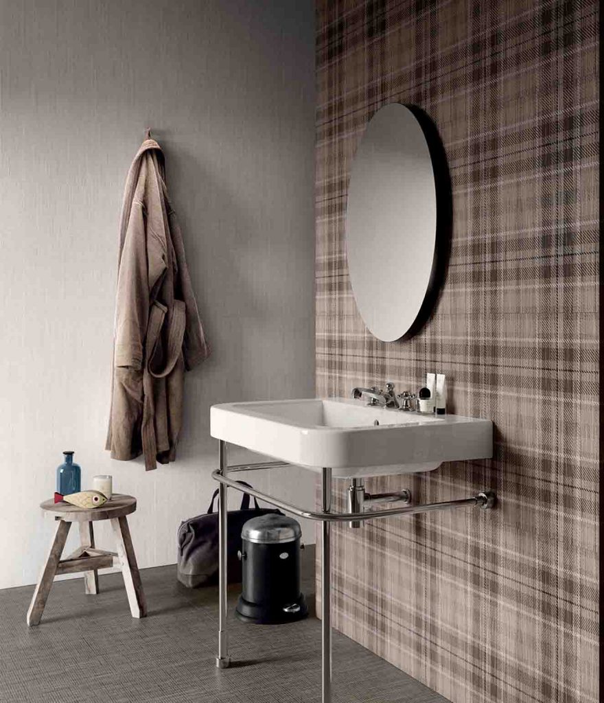 Con sabor escocés Para darle un aire clásico, elegancia y distinción a los espacios interiores, Alfa propone para paredes y pisos los porcelanatos ‘Boutique Tailorart Sand’, 60 x 60 cm —diseño escocés—, y ‘Boutique Tartan Light’, 60 x 60 cm, que dan la apariencia de textil. Esta colección importada viene con colores y diseños sobrios, ideal para ambientes tradicionales.