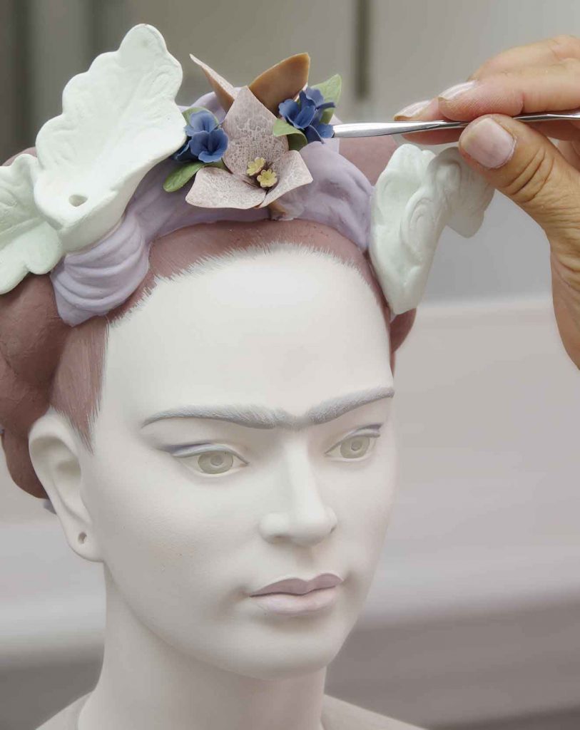 El busto de Frida Kahlo de Lladró es una obra hecha a mano. Fotografía: cortesía Lladró.