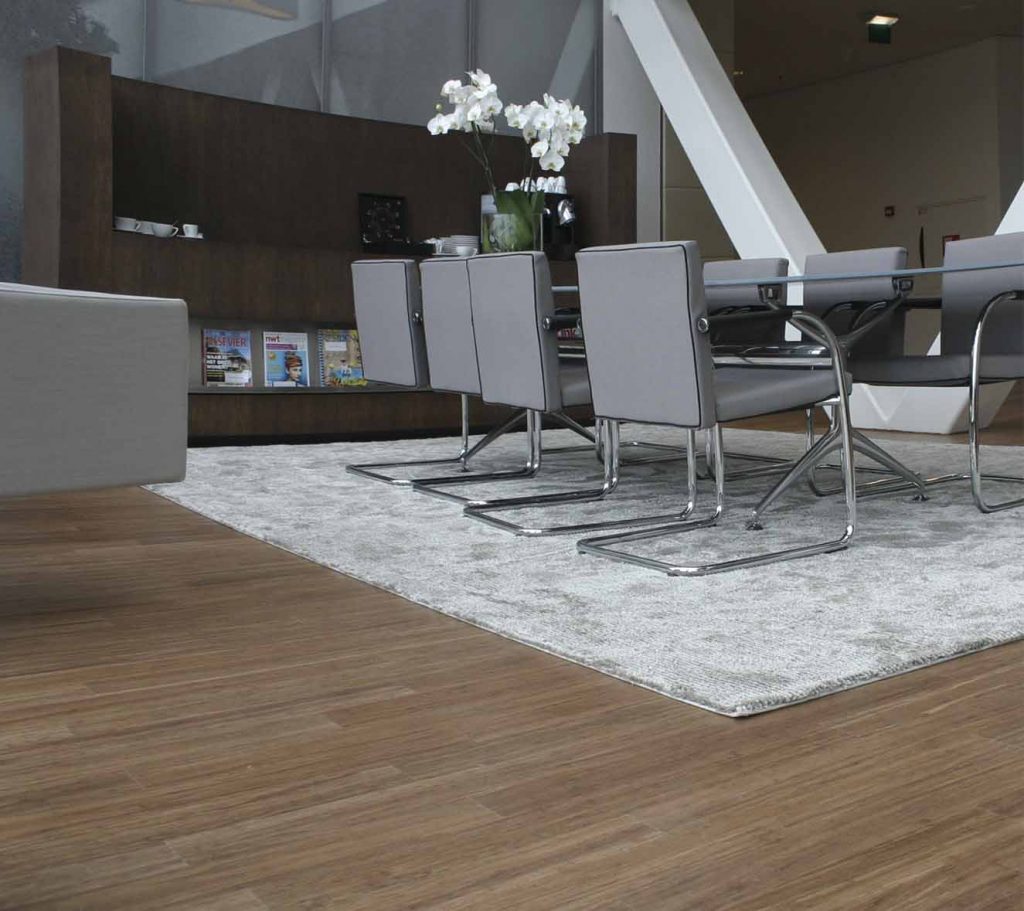 Para quienes buscan pisos originales, el bambú sigue siendo una buena opción. HunterDouglas ofrece el piso de madera de bambú ‘X-Treme’, de Moso, 1,83 x 13,7 m x 2 cm, 95 % bambú natural y 5 % resinas. De gran belleza y versatilidad —sirve para exteriores e interiores— es, además, amigable con el medio ambiente.