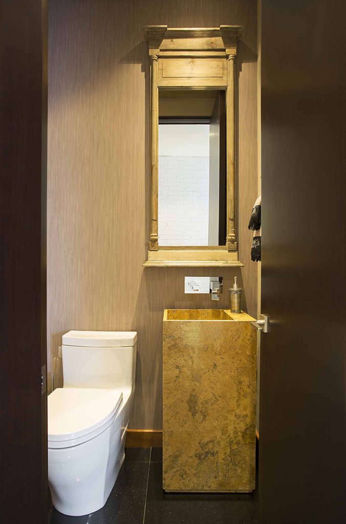 Baño social con lavamanos de pedestal de piedra. Fotografía: Luis Fernando Ramos.