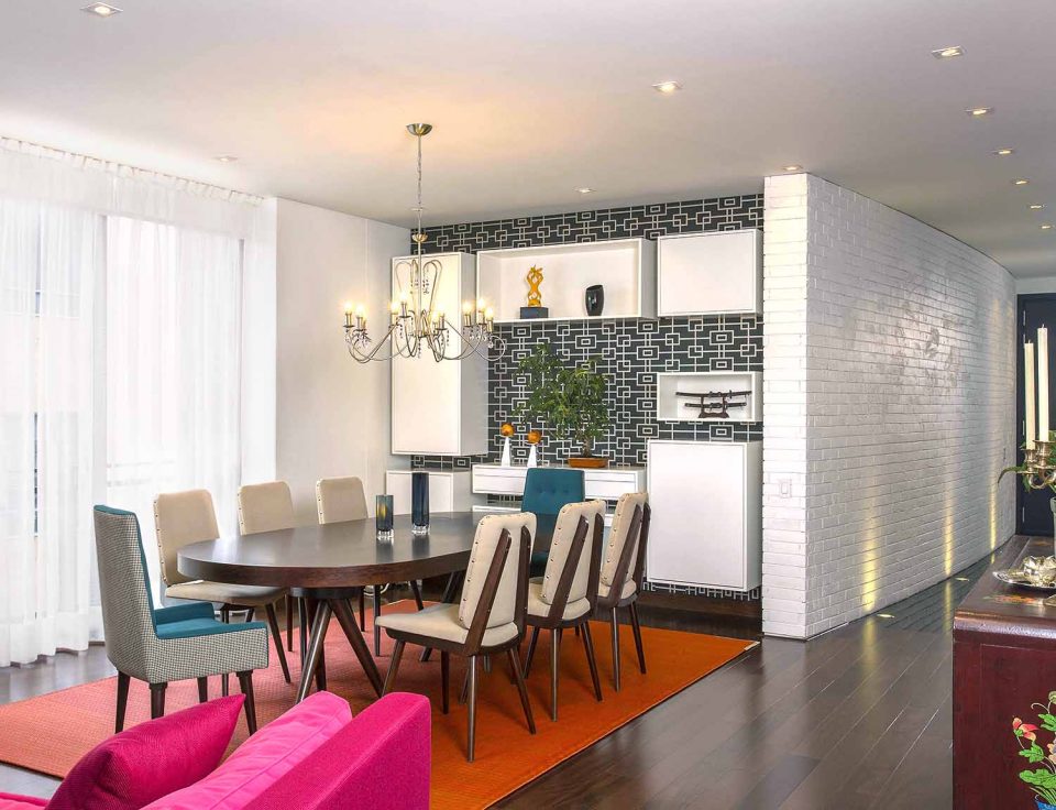 Para el comedor, Gina Ríos diseñó y fabricó los muebles de la pared, la mesa de madera de flormorado catedral y las sillas tapizadas con paño de Michel Editores. El papel de colgadura, de Denise Webb, otorga un aire retro. El tapete es de microfibra tejida. Los propietarios habían adquirido las lámparas con anterioridad.