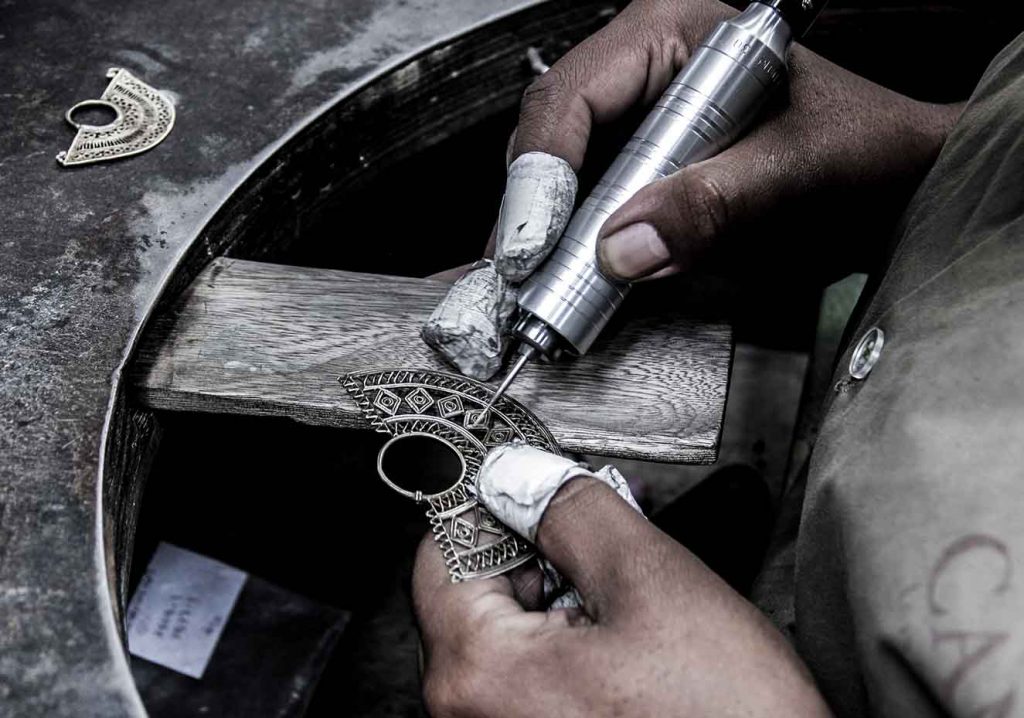 "Nuestros artesanos de joyería Cano rescatan este oficio ancestral, esculpiendo cada pieza a mano en cera para luego fundirla en brass, oro o plata y darle un baño de 24k con 3 pátinas de oro, un proceso que logra dar un color único y profundo a cada pieza" destaca Eduardo Cano.