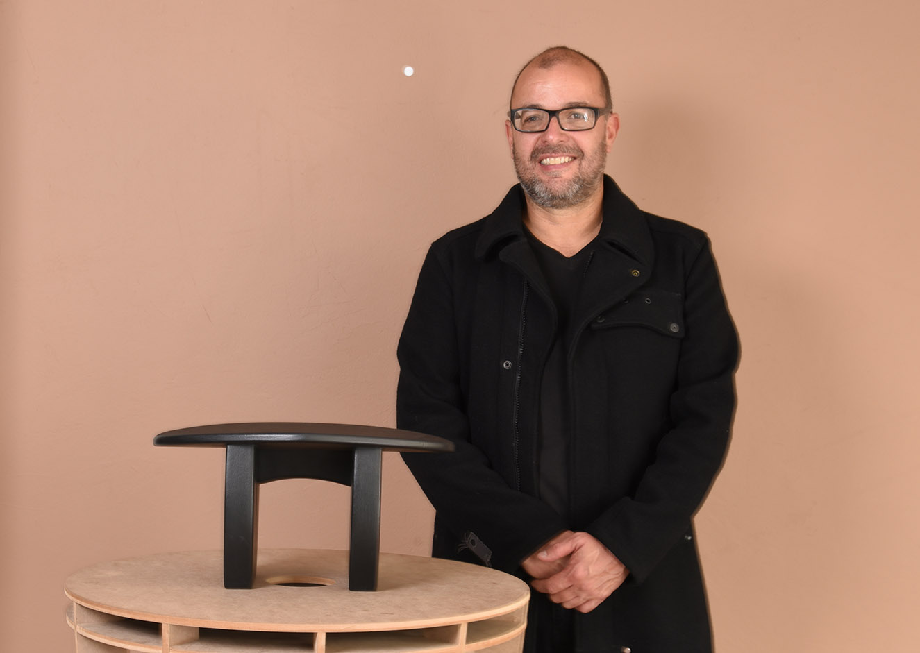 Danilo Rojas con su obra Banquito.