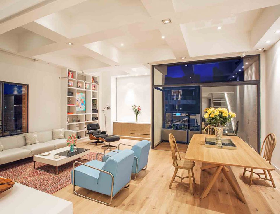 Imagen superior: en el salón, armónica combinación de acabados y texturas. Se destaca el juego de sombras e iluminación. Fotografía: Luis Fernando Ramos