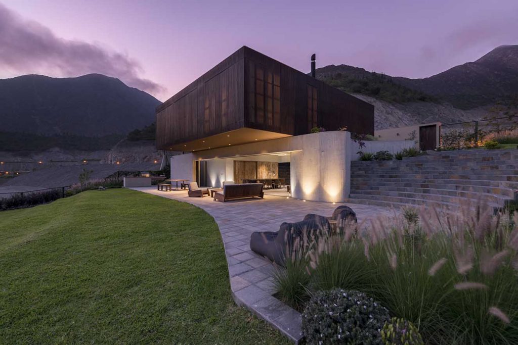 Al atardecer el diseño de la iluminación transforma el aspecto de la casa  y le da  un carácter mágico. Fotografía: Renzo Rebagliati.
