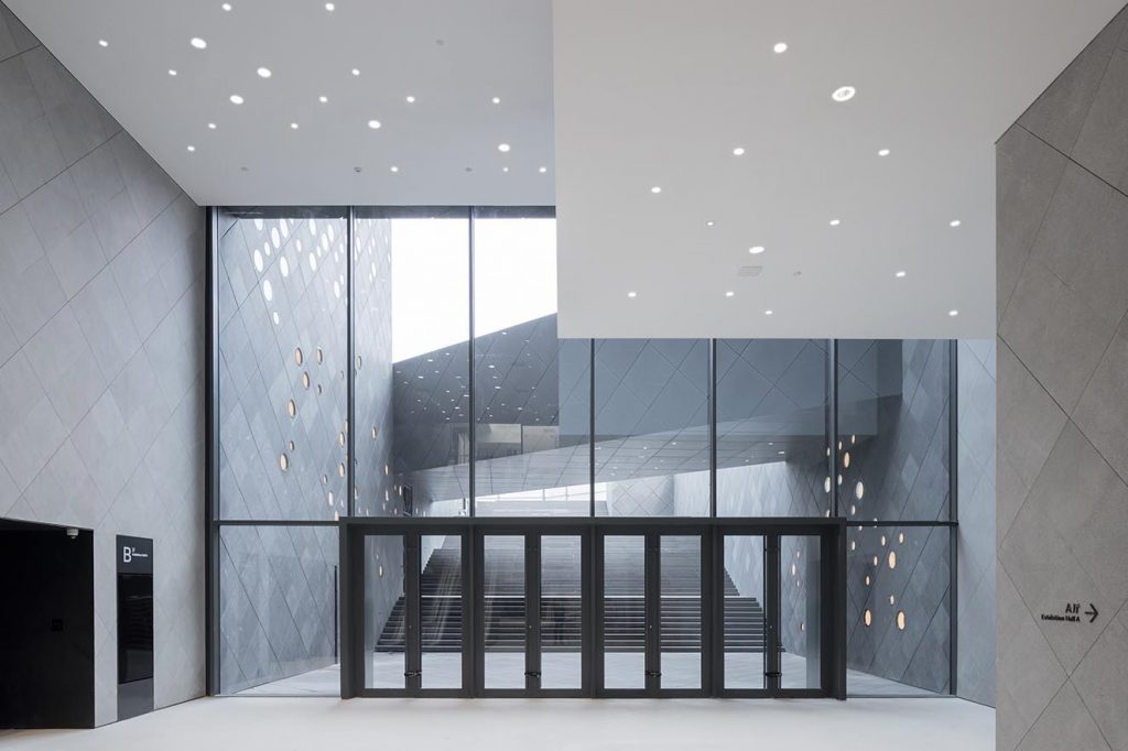 Vista desde el interior hacia la gran escalera de acceso. Fotografía: cortesía © Ole Scheeren  Buro Photo by Iwan Baan.