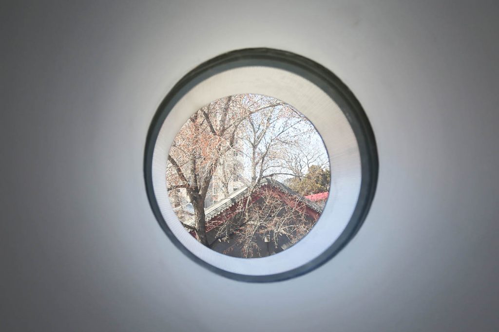 Detalle de los círculos que permiten visuales e las casas tradicionales o hutongs adyacentes. Fotografía: © Ole Scheeren Buro Photo by Buro OS.