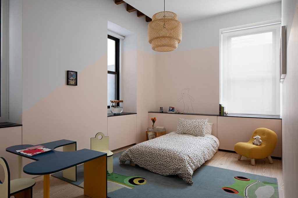 Dormitorio del niño con escritorio infantil de Phaedo, mesa auxiliar de Grain y la silla Softline de Bob. Sobre el piso de madera, tapete Frog de The Rug Company. Fotografía: Eric Petschek, cortesía Worrel Yeung.