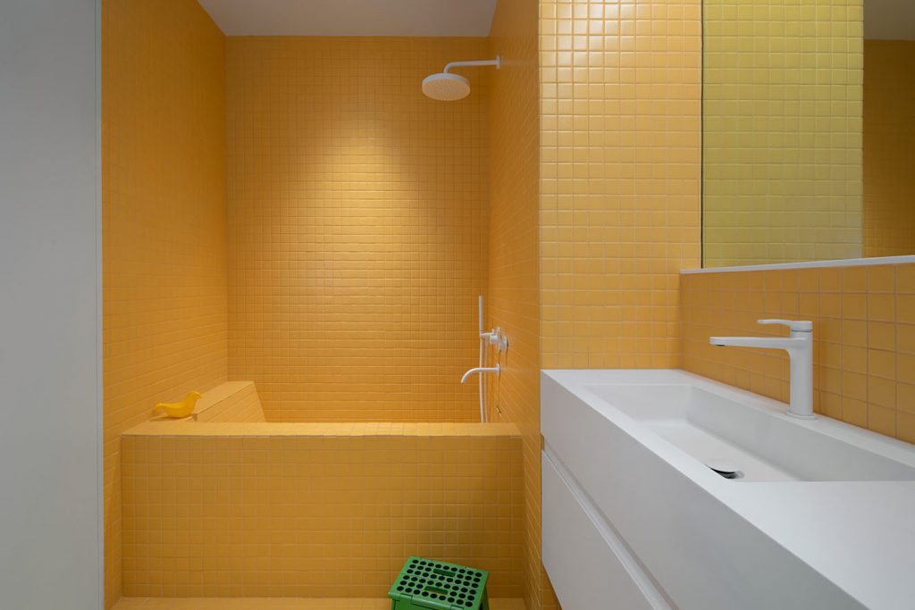 Dormitorio del niño con escritorio infantil de Phaedo, mesa auxiliar de Grain y la silla Softline de Bob. Sobre el piso de madera, tapete Frog de The Rug Company. Fotografía: Eric Petschek, cortesía Worrel Yeung.