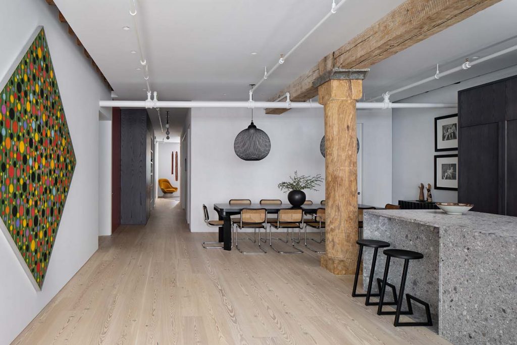 Worrell Yeung respetó los elementos históricos del edificio. Las columnas y vigas de madera, los capiteles de hierro fundido y las vigas de madera del techo se dejaron al natural y expuestos. Fotografía: Eric Petschek, cortesía Worrel Yeung.